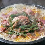 川田流ホルモン鍋はコラーゲン＆
スタミナ満点の人気鍋です！