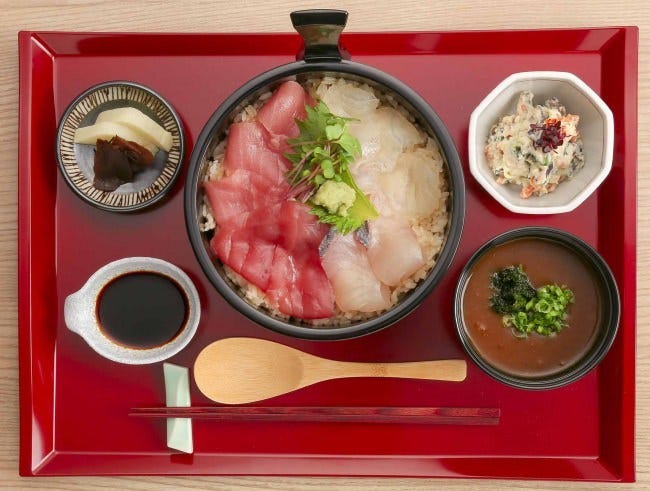 手桶に盛られた海鮮丼と小鉢と味噌汁