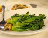 中国野菜のガイランを炒めた「中国野菜のにんにく炒め」。