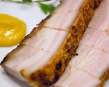 サクサクに焼いた皮つき豚バラ肉はマスタードで食す。