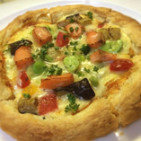 スモークサーモンと彩野菜のピザ