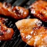 備長炭を使った七厘焼は、鶏の旨味を逃さぬよう熟練の技術で丁寧に焼き上げます。