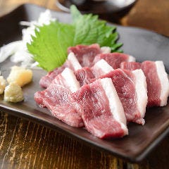 赤身と脂身が絶品の河内鴨ロース刺 新鮮な旨味が味わえます