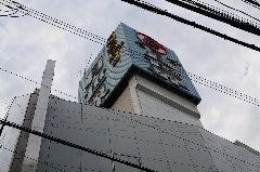 もし場所が分からなくなった場合、生田神社や、近くの通りからは、この看板が見えます。この看板が月世界ビルの看板です。この看板めがけてお越しください。