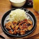鉄板牛ホルモン焼き定食 (ご飯・お新香・ドリンク付)