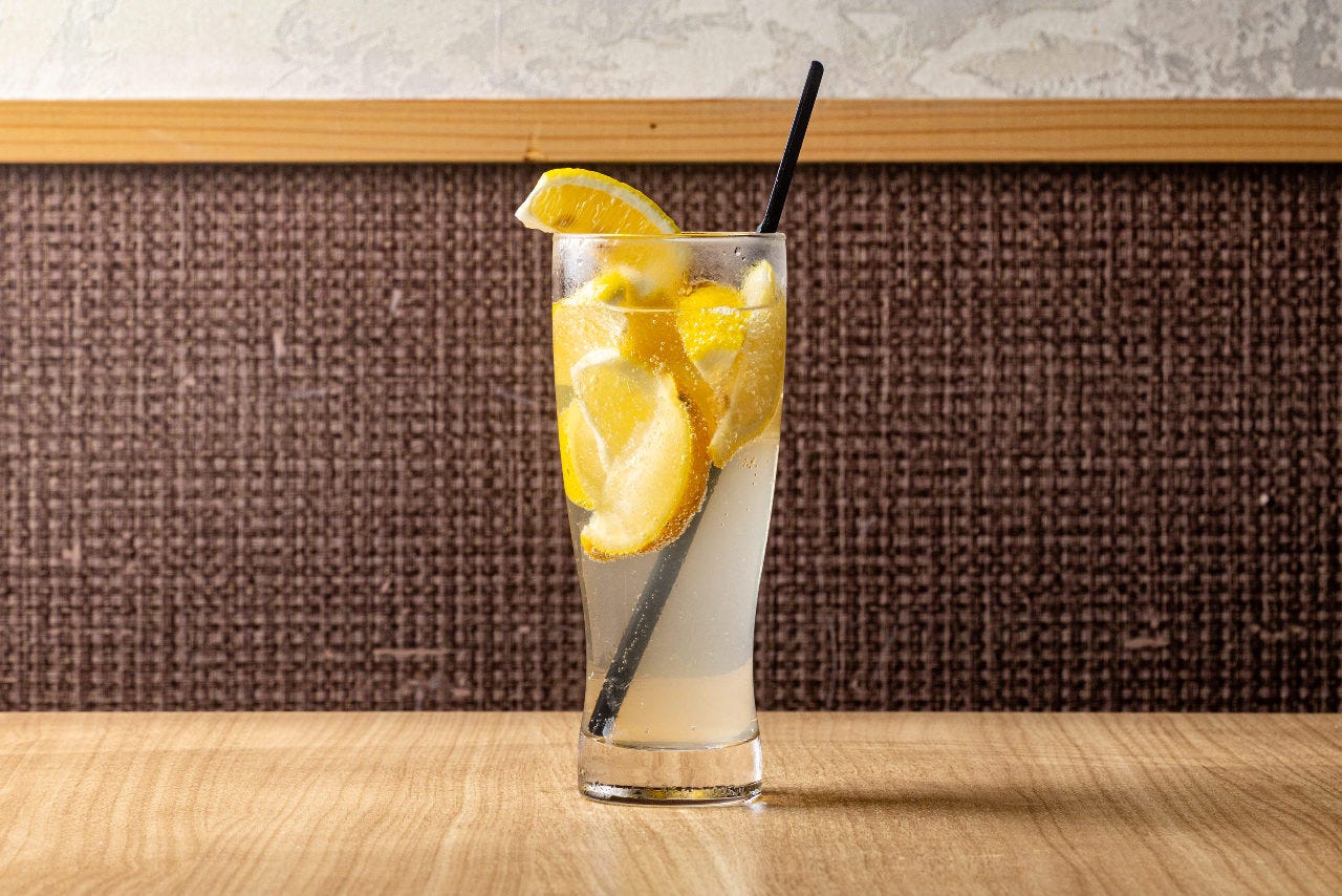 名物①店オリジナル漬け焼酎を使ったレモンサワーは全部で５種類！