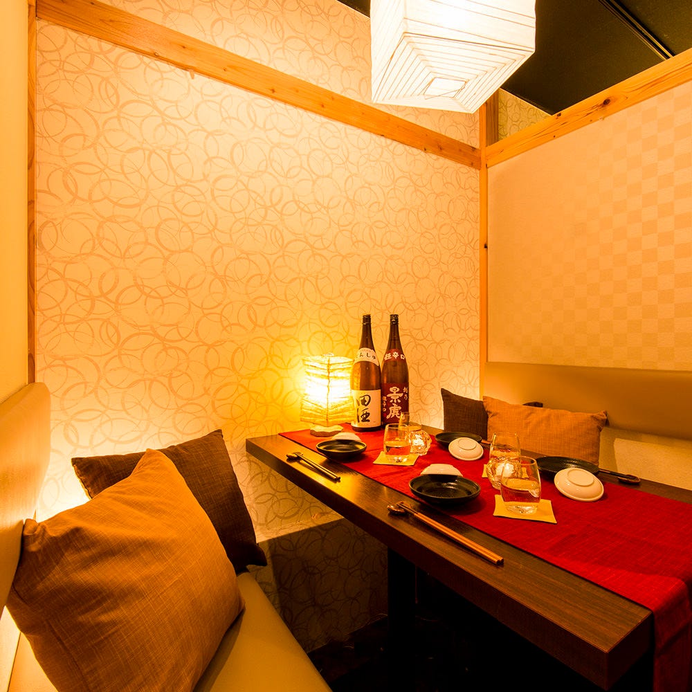 ほのかな照明が心地よい、落ち着いた雰囲気の個室