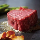 肉は全国各地より質の高いものを厳選。
サーロイン、テンダーロインをお好みに合わせた焼き加減で肉本来の旨味を堪能ください。