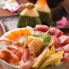 本日の鮮魚のはみ出る海鮮丼