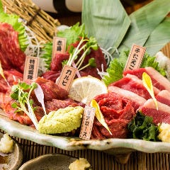 当店自慢！鮮度抜群の馬肉をお刺身で…多彩な部位の旨みの違いを楽しめます♪