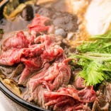 馬刺しでも食べれる馬肉を贅沢に桜鍋で頂く…。口の中でとろける馬肉を卵と絡めてお楽しみください！