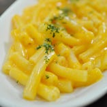 アメリカの家庭料理の定番「マック＆チーズ」。子供の大人も大好きなマカロニとチーズです。