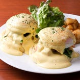 人気急上昇の「エッグベネディクト」はディナー限定販売。２種の味をご用意しております。