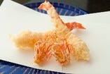 夜の天ぷらコースには活巻海老が入ります。￥７,５００～