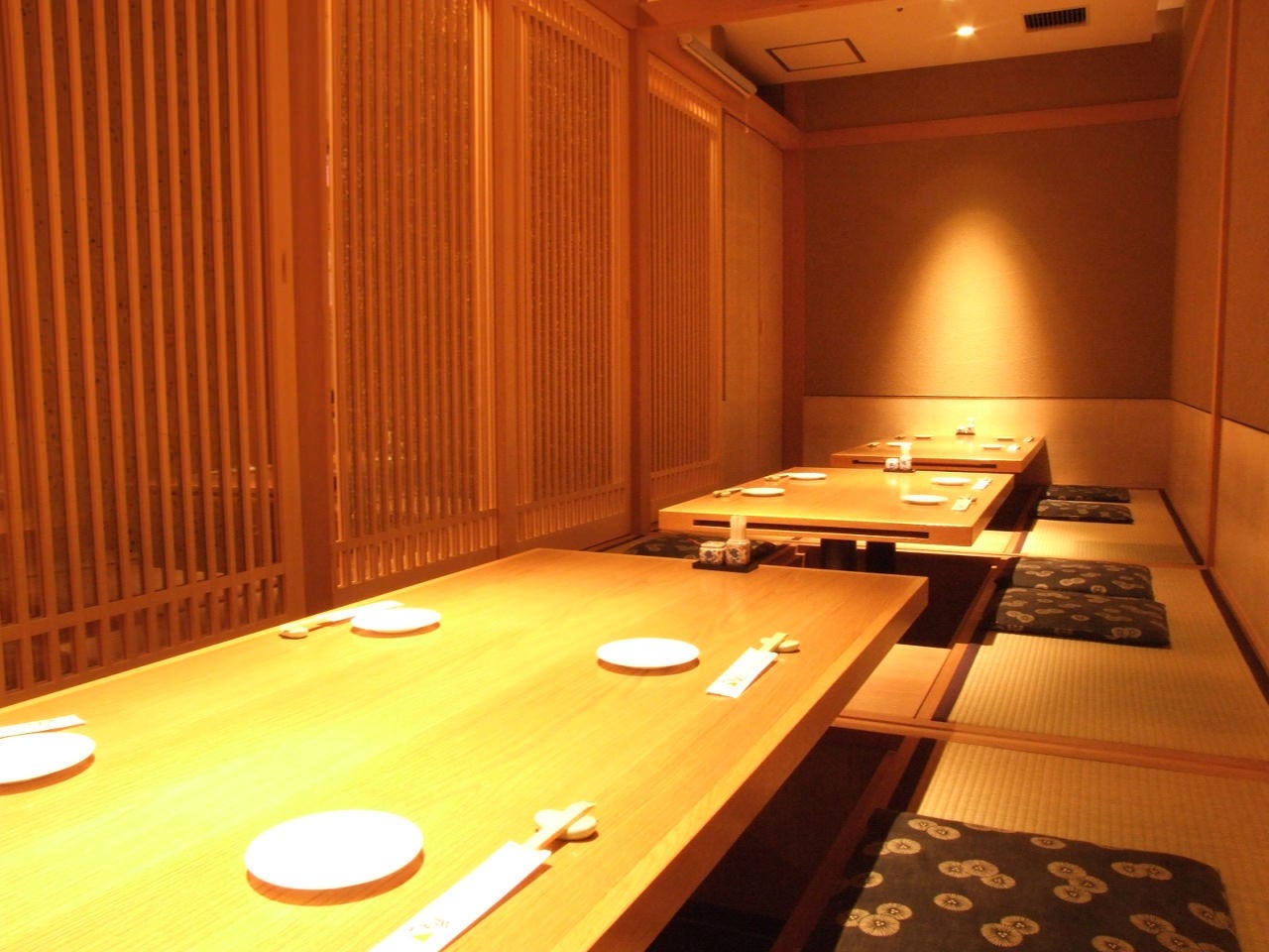 テーブルの上に箸と皿が置かれたひつまぶし和食備長 中洲川端店の店内