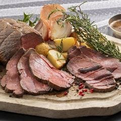 オニオンでマリネした和歌山県産鹿もも肉の低温調理 ポワブラードソース