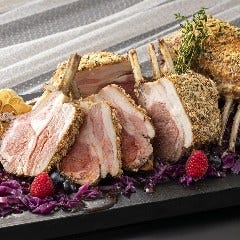 骨付き羊ロースのスパイスロースト ベリーと赤ワインのソース