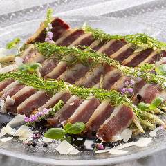 馬刺しの炙りカルパッチョ ごぼうのマリネとバルサミコソース