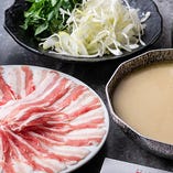 京都の白こし味噌をベースに、数種類の野菜をあわせた、ほんのり甘めの「白味噌鍋」