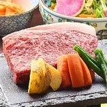 炭火でじっくり炙る福島牛のステーキ