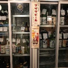 カウンター前には、厳選した日本酒・焼酎がずらり。