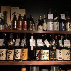 カウンター前には、厳選した日本酒・焼酎がずらり。