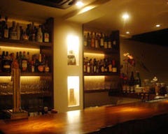 一枚板のカウンター。お一人様のちょっと一杯。お待ちしてます！