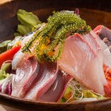 シャキシャキのお野菜の上に鹿児島直送の鮮魚をたっぷりと乗せた『海人サラダ』