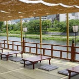日本最大級、最大200名様まで収容できる鶴清の「床」