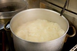１０時間チキンを炊くとスープは真っ白に！金剛山の湧水を使用