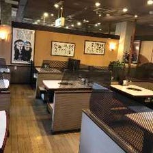 広々店内、感染症対策も徹底