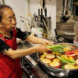 オモニが真心込めて手造りする
韓国料理は温かい優しい母の味。