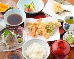 天ぷらを主役に旬の逸品もついたコース。おもてなしにも最適。