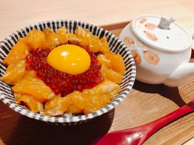 器に盛られたサーモンユッケ丼