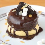 マシュマロとクッキーのふわふわチョコレートパンケーキ