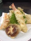 天ぷら盛り合わせ。魚介類とお野菜の天ぷらです。