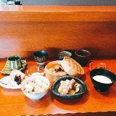 旬野菜で作る小鉢料理の組み合わせを自由自在に愉しんで！