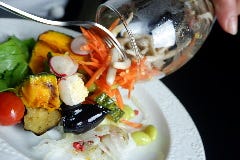 コース名物グラスサラダ。自家製ドレッシングで召し上がれ