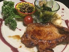 フォンドボーソースで煮込んだトロトロ鶏もも肉のフォンソテー