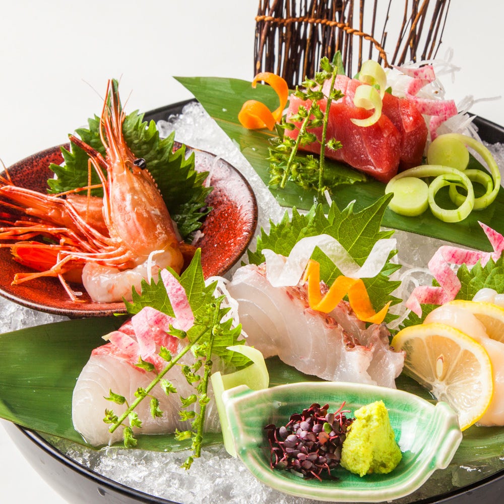 海老やマグロが盛られた刺身プレート