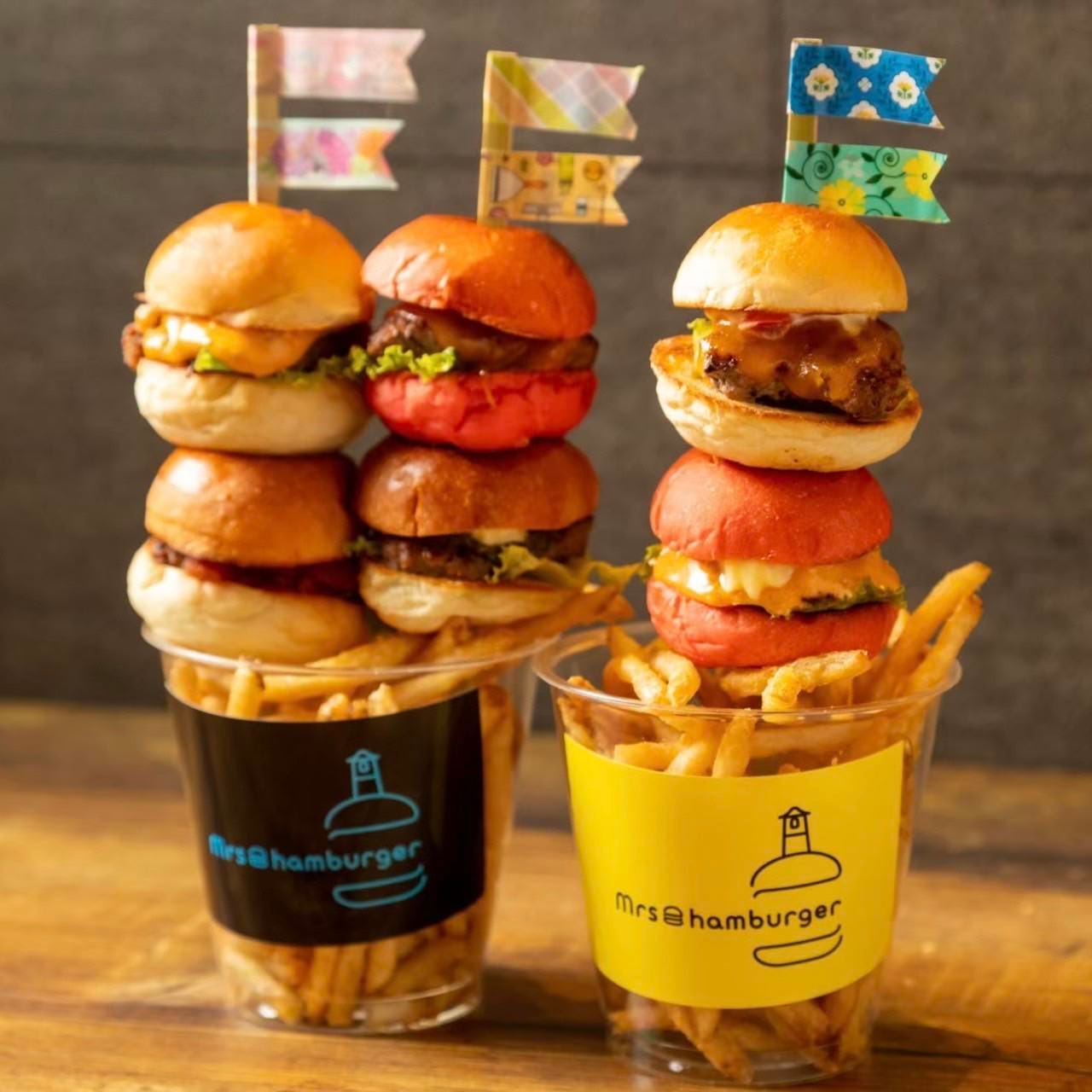Mrs.hamburgerミセスハンバーガーのスライダーバーガーのスモールとトールが並んでいる様子