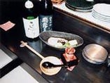 店主の繰り出す豊富なレシピと、数多く取り揃えた日本酒・焼酎をゆっくりお楽しみ下さい。