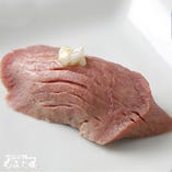 仙台牛タンの握り寿司は、口に入れた瞬間、牛タンの旨味が広がり、柔らかな食感とコクが溢れる味わいが舌を贅沢に包み込む、当店自慢の肉寿司です！ぜひ一度ご賞味くださいませ！