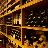 【1,300本以上を常備】
フランスへ出向き厳選したワインの数々