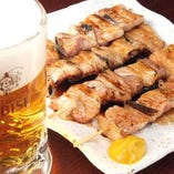 室蘭焼きとり！北海道の焼きとりと言えば豚肉に玉ねぎ！うだつ特製のタレとからしをつけてビールをゴクッ♪