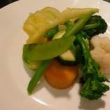 ランチの定番、ディナーでもご用意しております。温野菜の盛り合わせ　テーブルの塩・コショウ・オリーブオイルでシンプルな味をお好みで