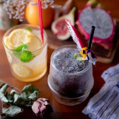 季節のフルーツを使った見た目も愛らしいドリンクは女性にも人気