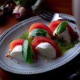 白・赤・緑のイタリアンカラーで季節野菜とチーズのハーモニーを楽しむ「モッツァレラチーズとフレッシュトマトのカプレーゼ」です。