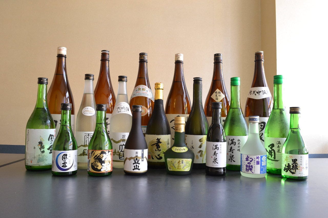 県内東から西まで様々な地酒を取り揃えております。