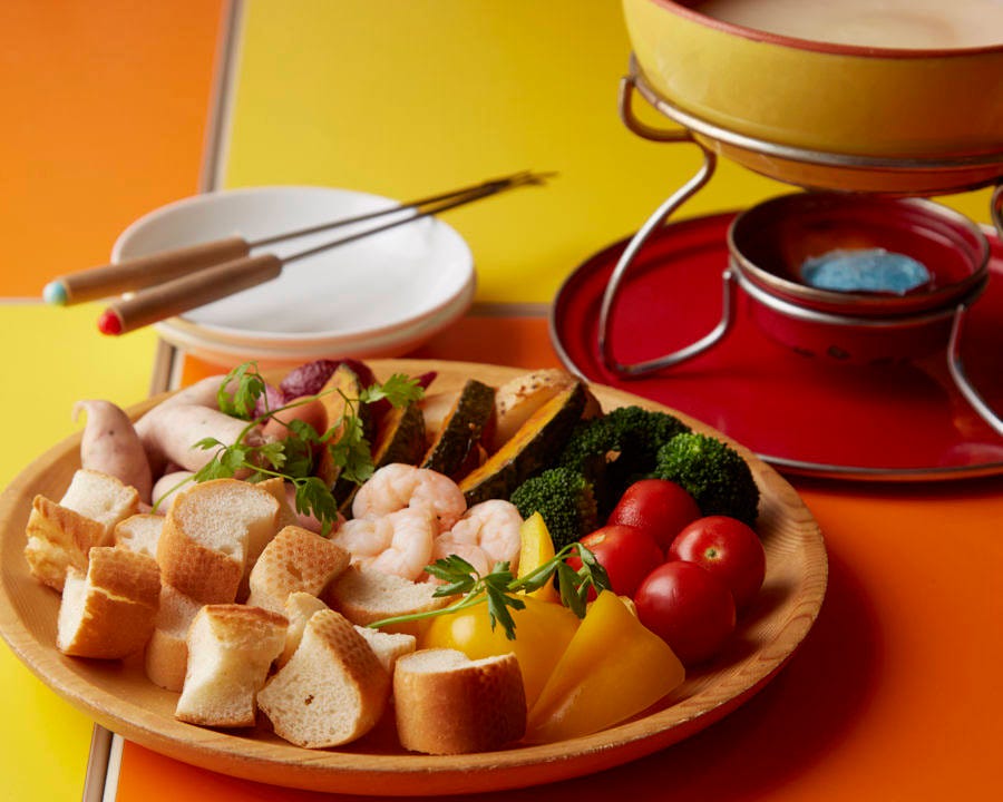 彩り豊かな野菜やパンを楽しむチーズフォンデュ料理